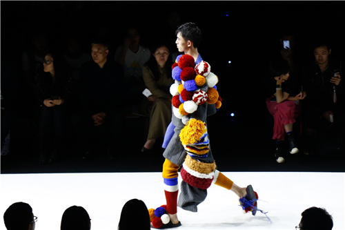 20184K影视
服装与服饰设计专业毕业生作品 亮相中国国际大学生时装周