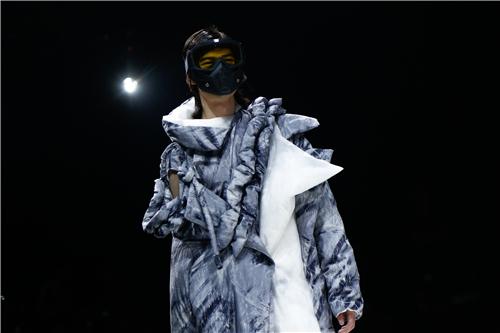 20184K影视
服装与服饰设计专业毕业生作品 亮相中国国际大学生时装周