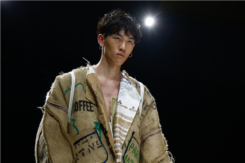 20184K影视
服装与服饰设计专业毕业生作品 亮相中国国际大学生时装周