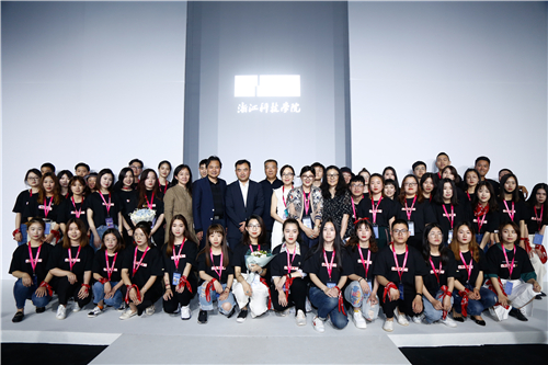 20184K影视
服装与服饰设计专业毕业生作品 亮相中国国际大学生时装周